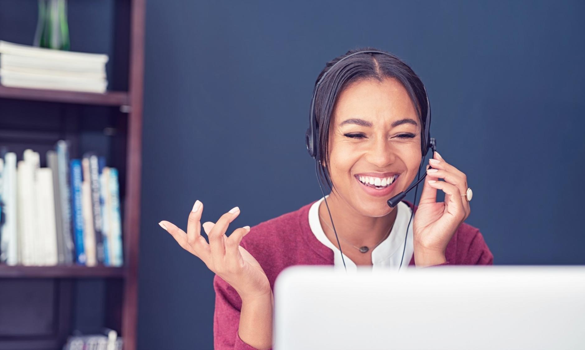 Modernes Büro mit Analysewerkzeugen und Finanzberichten zur Betriebskapitaloptimierung